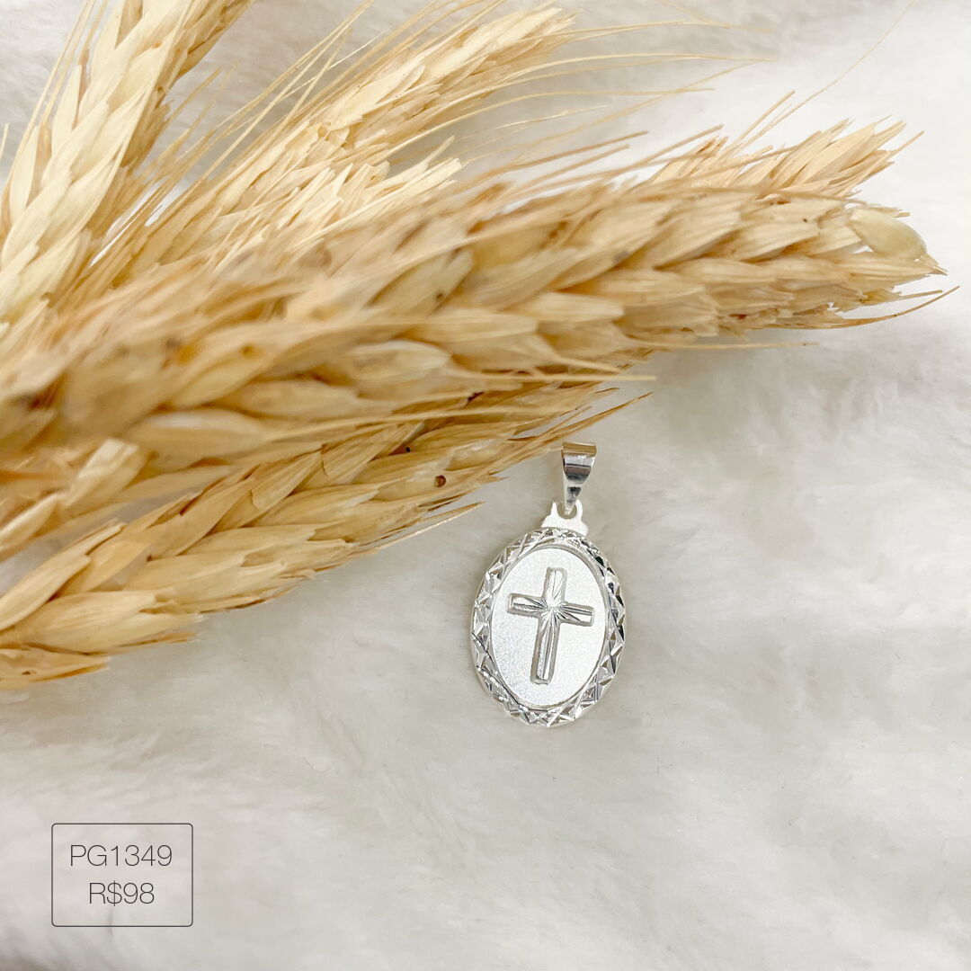 Pingente de Crucifixo Oval Diamantado Liso Prateado